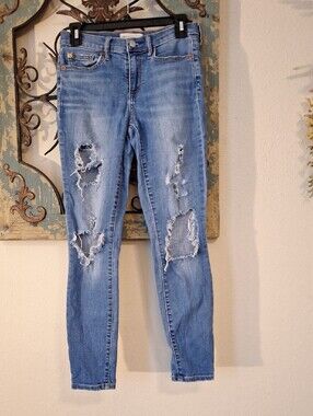 🔥🔥CLEARANCE🔥🔥
GAP Light Blue Distressed Skinny Jeans. Size 27